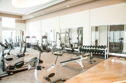 מכשירי ספורט בחדר כושר