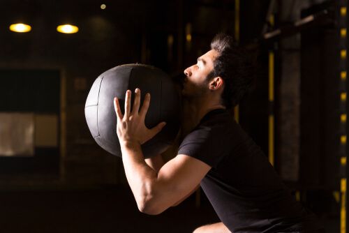 מתאמן במהלך אימון עם כדור כוח