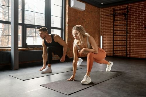 גבר ואישה במהלך אימון פונקציונלי