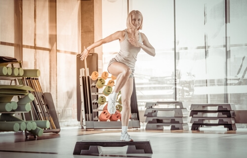 אישה בעת תרגיל על מדרגה אירובית