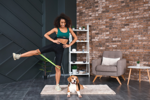 אימון ביתי עם רצועות התנגדות אימון ביתי עם רצועות התנגדות